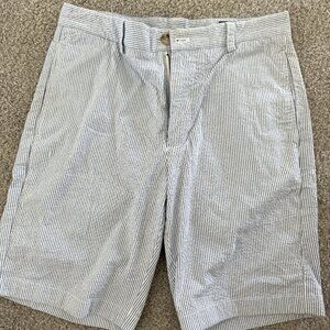 Vineyard Vines navy/white seersucker stripe shorts size 30